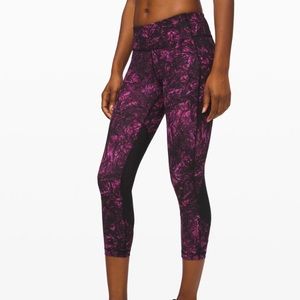 EUC Lululemon Pace Rival Mid-rise Crop in Undercurrent Grapealicious Multi/Black